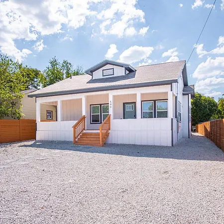 Inviting 4Br2Ba Near Downtown Riverwalk